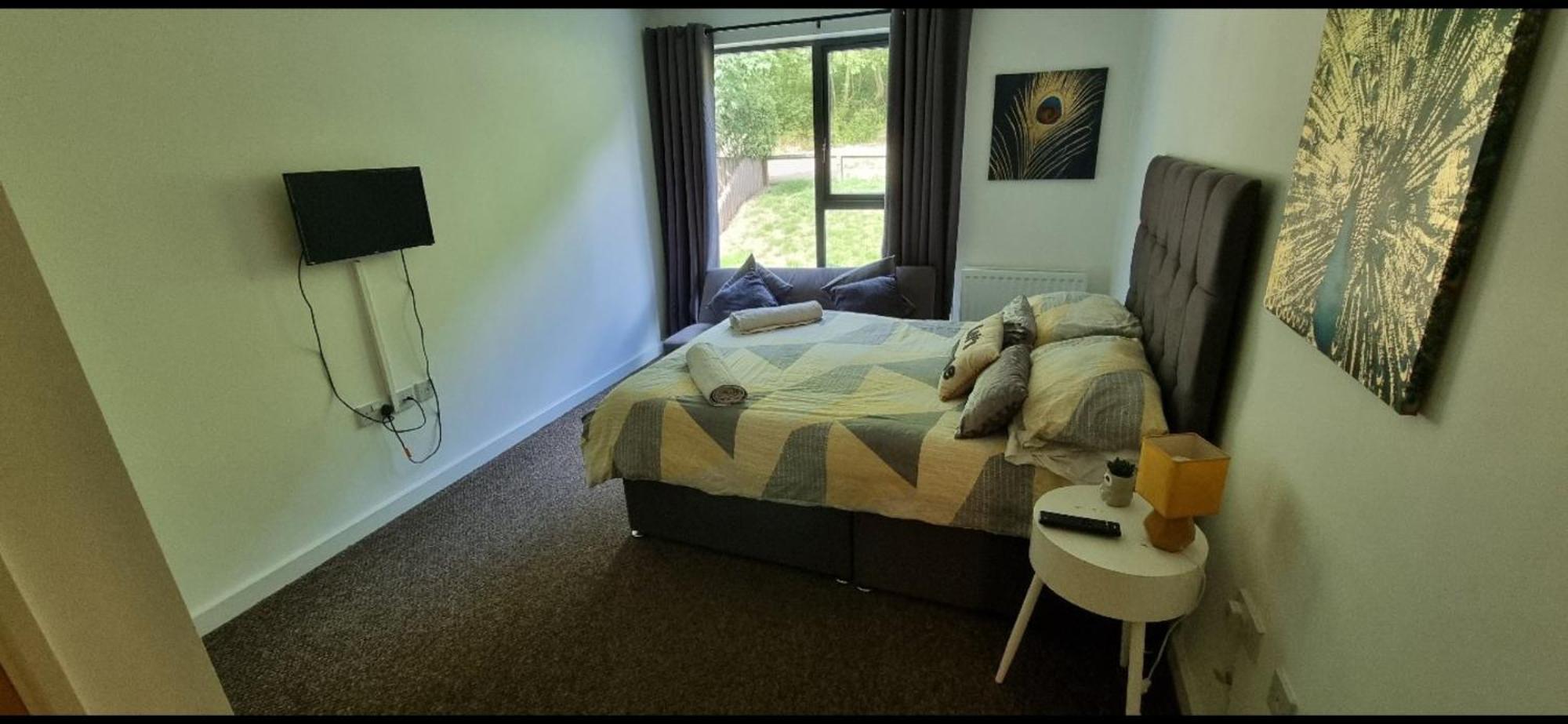 Brentwood Town Retreat - Large 2 Bedroom Apartment Room photo